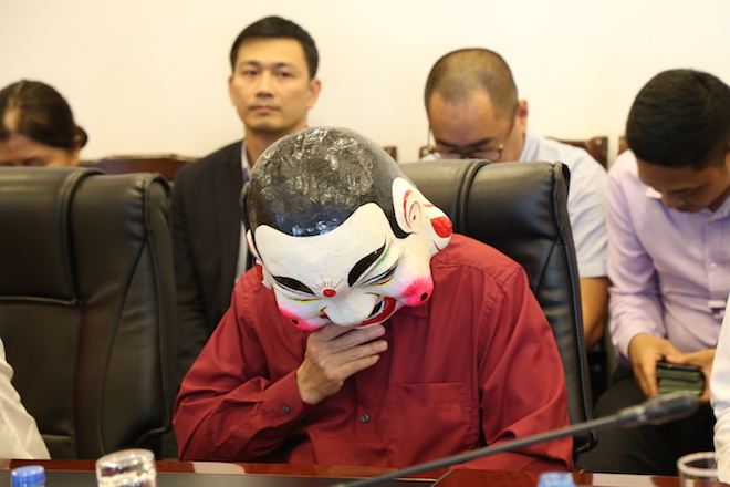 Chiếc đầu ông địa khá to so với đầu ông chủ giải Vietlott